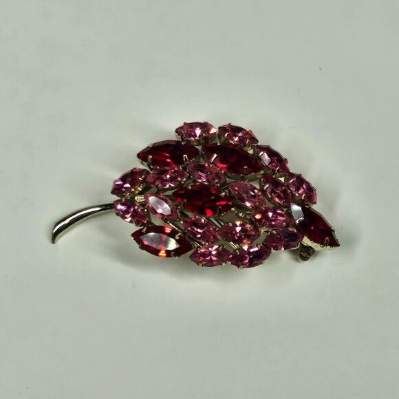 Rhinestone Leaf Pin Pink Red Goldtone Vintage MCM Brooch - Picture 4 of 8